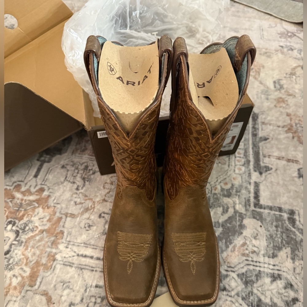Ariat Embossed Leather Cowgirl  Boots in Brown  and gold. Ariat Cowgirl Boots - Picture 3 of 5